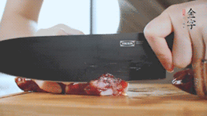 食材統(tǒng)統(tǒng)切成片，待用。