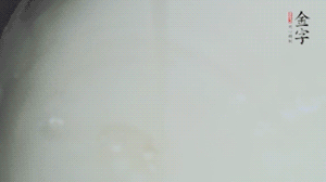 將浸泡了30分鐘的米放入電飯煲中，在水中加入半勺油。