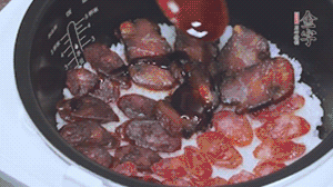 關(guān)上蓋子繼續(xù)燜煮20分鐘淋上醬汁。