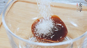 合上蓋子，啟動電源煮飯。期間混合好調(diào)味汁。