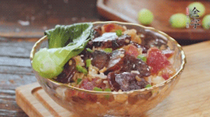 期間用開水燙熟青菜，煎好荷包蛋~ （懶人可忽略此步）