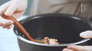 揭開鍋蓋，放上青菜，荷包蛋，就可以吃了。