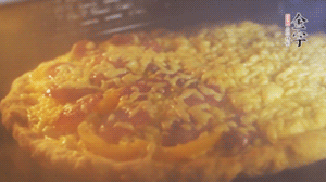 準(zhǔn)備好披薩餅皮，烤盤(pán)刷油后入烤箱預(yù)熱10分鐘，放上面餅后180度烤10分鐘。（現(xiàn)成買(mǎi)的披薩皮，就忽略此步驟）