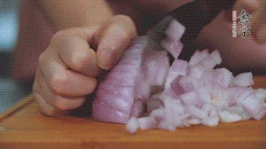 2.半個(gè)青椒、半個(gè)黃椒切圈、一個(gè)洋蔥切丁、三個(gè)白蘑菇切片備用。