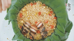 擺上金字醬肉，妥帖包裹好上鍋蒸。