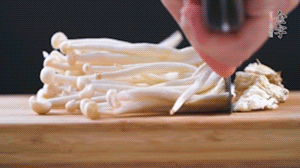 海鮮菇、蟹味菇去掉根部，洗凈。