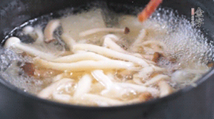 依次放火腿、豆腐，加水大火燒開，小火燉煮20分鐘，出鍋前撒上蔥花即可。