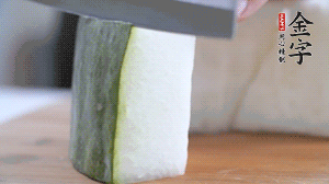 冬瓜去瓤去皮，切小塊。