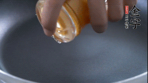 植物油入鍋，翻炒冬瓜。