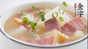 出鍋前撒上蔥花。