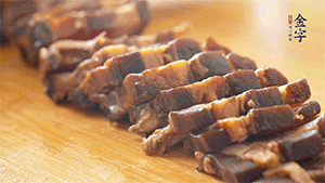 金字醬肉切片。