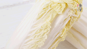 娃娃菜洗凈，對(duì)半切。