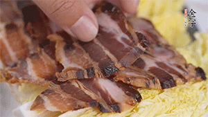 依次擺放娃娃菜和醬肉。