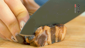 金字風(fēng)味醬肉切成片，上鍋蒸15分鐘。