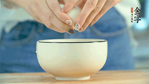 雞蛋液打散，可以加點鹽和黃酒，邊煎邊用筷子攪拌。