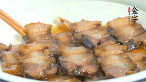 鋪上一片醬肉，撒點芝麻即可。