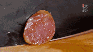 金字火腿肉香腸上鍋蒸15分鐘，切片備用。