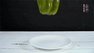 雞蛋打散，加青椒粒、蔥花攪拌。