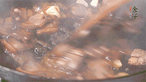 熱油下鍋，爆香蒜片。放入醬肉翻炒片刻后,下豌豆尖均勻翻炒。