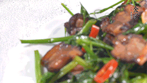 出鍋前加少許鹽調(diào)味。