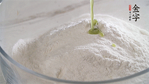 將艾草葉放入料理機中，加1倍的水打碎。和澄粉、糯米粉、少許油混合成面團。