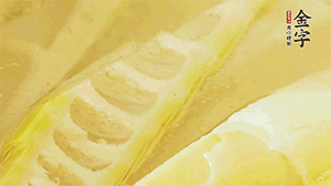 春筍洗凈，去殼去老根后焯水，切粒備用。