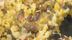 熱油起鍋，下醬肉丁炒香，再加入筍丁、適量水淀粉勾芡翻炒均勻。