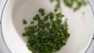 韭菜洗凈，切粒。