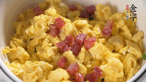 將香腸、韭菜、雞蛋攪拌均勻，可適當加玉米油、十三香、味精調(diào)味。