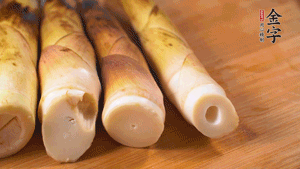 春筍剝去外殼，切成滾刀塊。