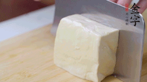 老豆腐切片，浸水備用。