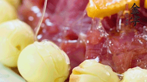 出鍋前10分鐘淋上蜂蜜，倒扣出來(lái)撒上桂花，擺上胡蘿卜裝飾即可。