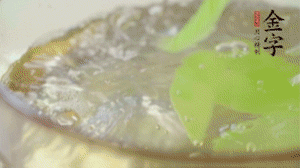 萵筍去皮切片，加鹽焯水。