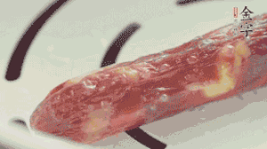 香腸蒸至半熟切片，筍切丁備用。