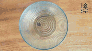 取一個碗，香菇倒放，香腸片圍繞鋪成圓形，加炒好的米飯壓實。