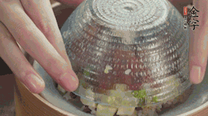 碗倒扣到盤中，擺上焯水后的熟蝦仁即可。