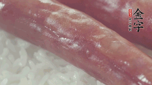 關(guān)上蓋子，煮到米飯露出時。