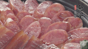 沿著米飯邊淋一圈玉米油，擺上小青菜，淋上醬油和湯調(diào)成的醬汁，撒上辣椒粒、香蔥末即可。