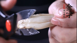 蟹味菇去掉根部洗凈。