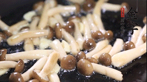 熱油下鍋煸香蒜末，依次加蟹味菇、香腸、西蘭花均勻翻炒，放適量水燜煮3分鐘。