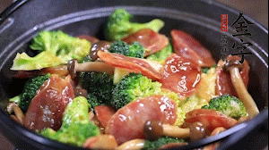 出鍋前加少許鹽、水淀粉即可。