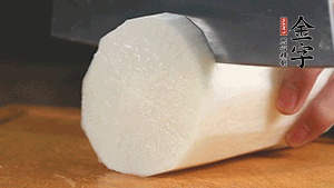 白蘿卜去皮切塊，豆芽洗凈。