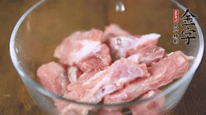 切成小段的排骨洗凈后，加姜片焯水3分鐘。