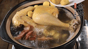 出國(guó)前加少許鹽，撒上蔥花即可。