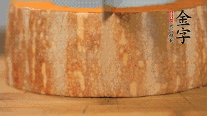 南瓜去皮洗凈后，切成規(guī)則的長方形。