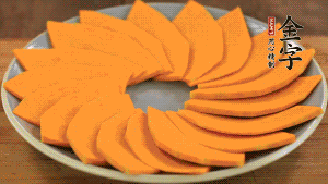 秋葵、南瓜交叉擺在盤中，然后香腸片置于上面，擺成花環(huán)狀。