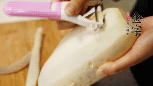 蘿卜去皮，切成絲。（如果用擦菜板，不能選擦成太碎的）