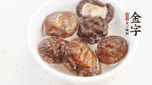 鍋加熱至7成，放蘿卜絲煸炒，加3粒冰糖翻炒至透明，盛出備用。