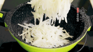 鍋加油至5成熱，放香腸粒、臘肉粒翻炒，等脂肪變透明后，加香菇、瑤柱、蝦米，放適量冰糖、胡椒粉、鹽炒至香味溢出。