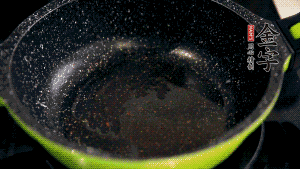 盆中放入炒好的蘿卜絲、香腸等食材，加粘米粉、澄粉，一邊倒香菇水，一遍攪拌成稀糊狀。（加入少量的澄粉可以讓蘿卜糕質(zhì)地柔軟又充滿彈性，而且還可以增加成品的透明感。 ）